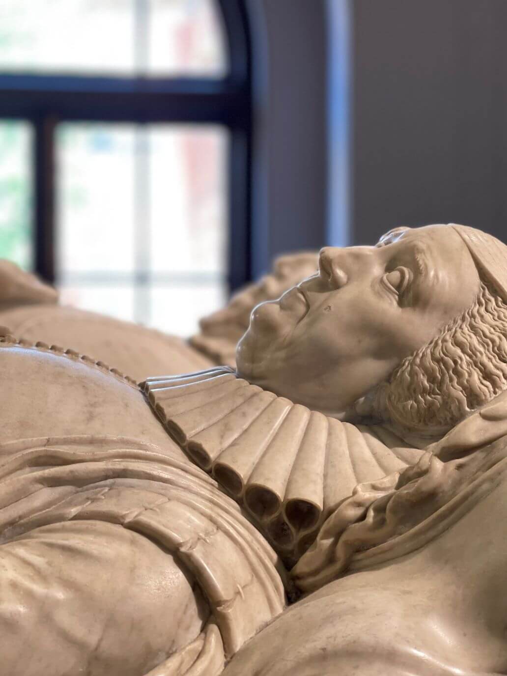 una statua di marmo raffigurante una donna anziana dopo la morte