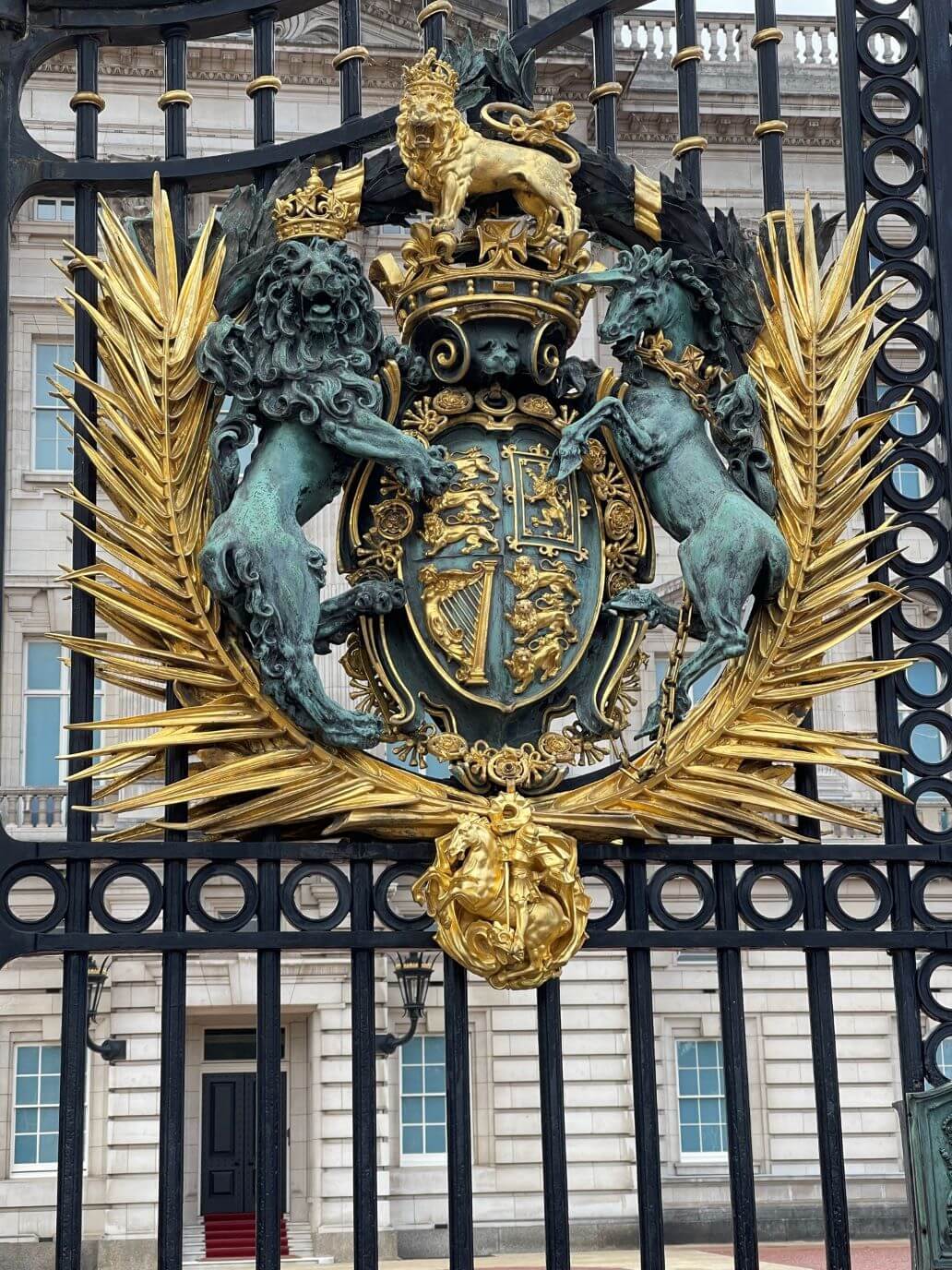 lo stemma presente alla porta di buckingham palace