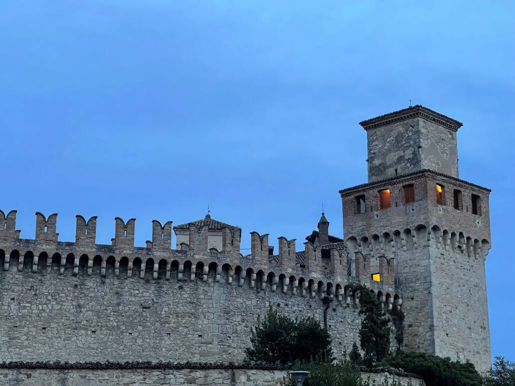 torre del castello illuminata di sera