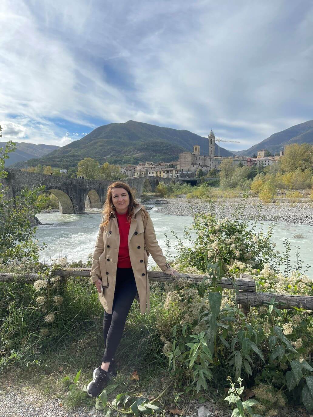 chiara di viaggi e ritratti con alle spalle il ponte gobbo