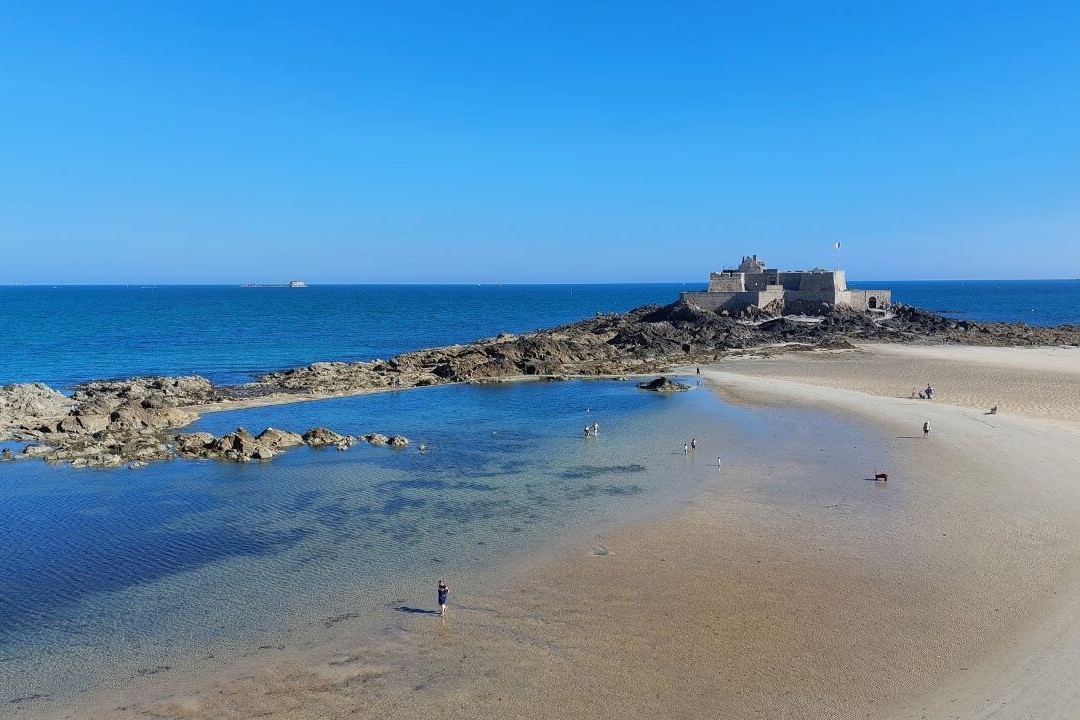 la spiaggia di saint malo in bretagna