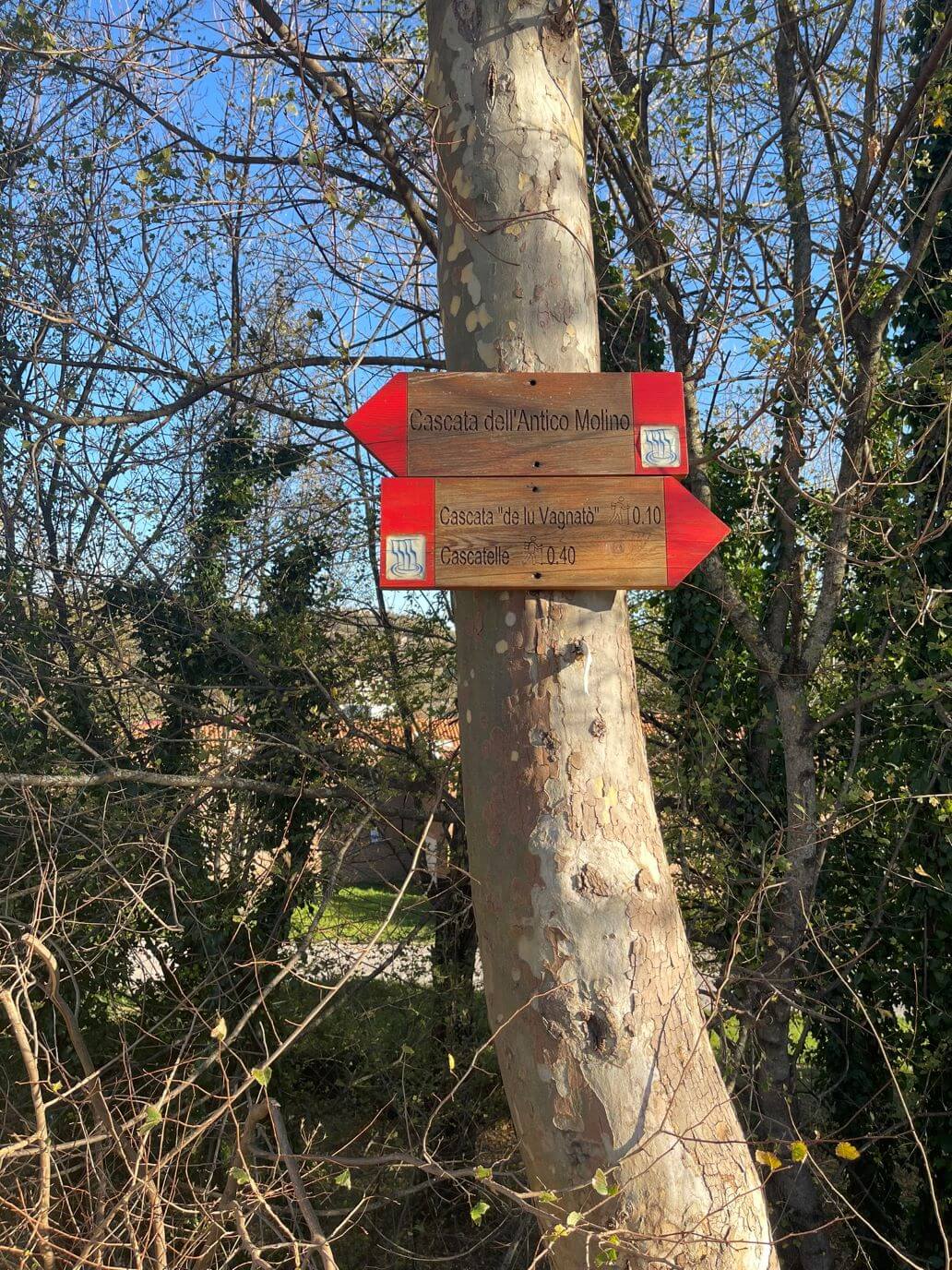 cartelli che riportano le tre cascate di sarnano