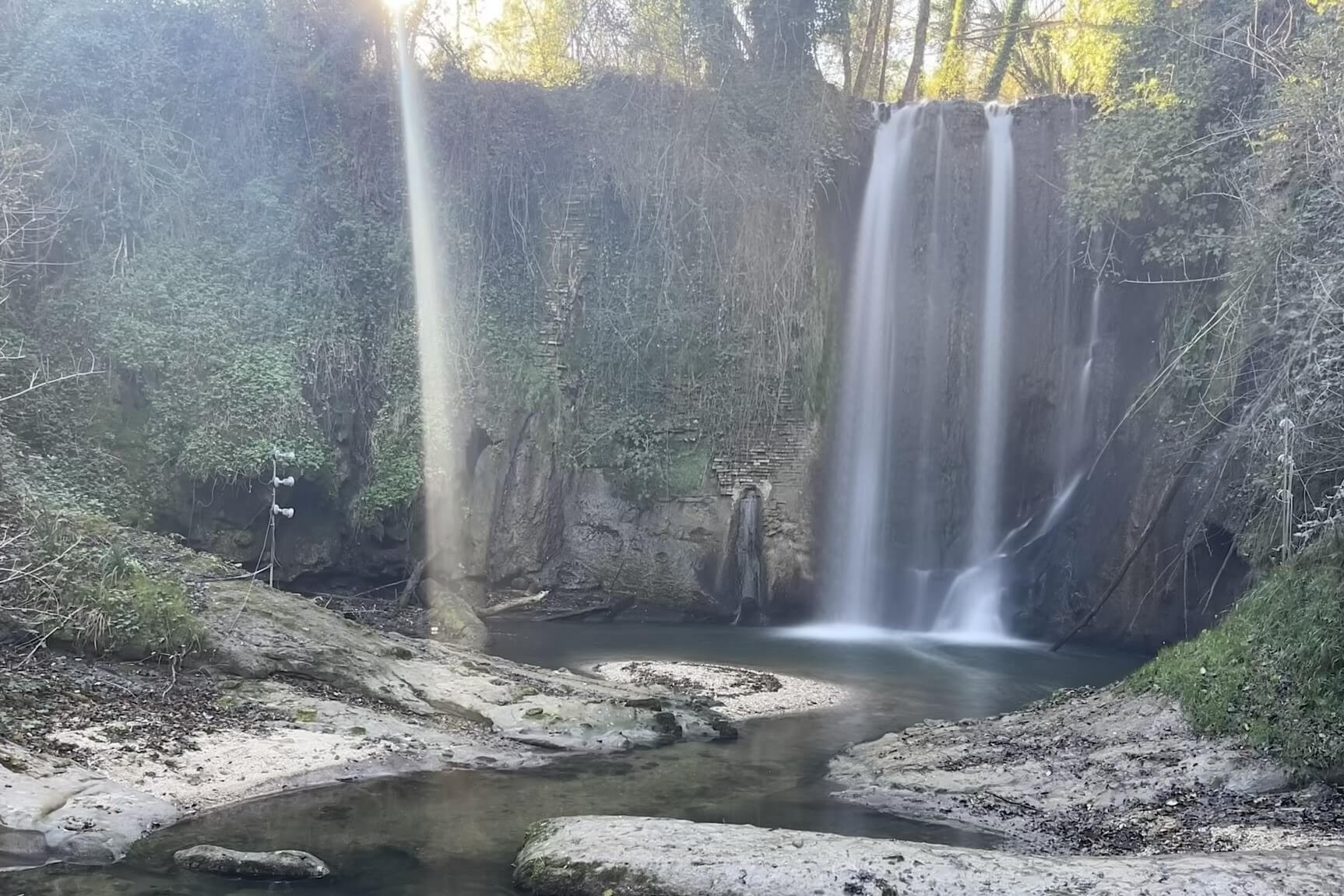 la cascata dell'antico molino di sarnano
