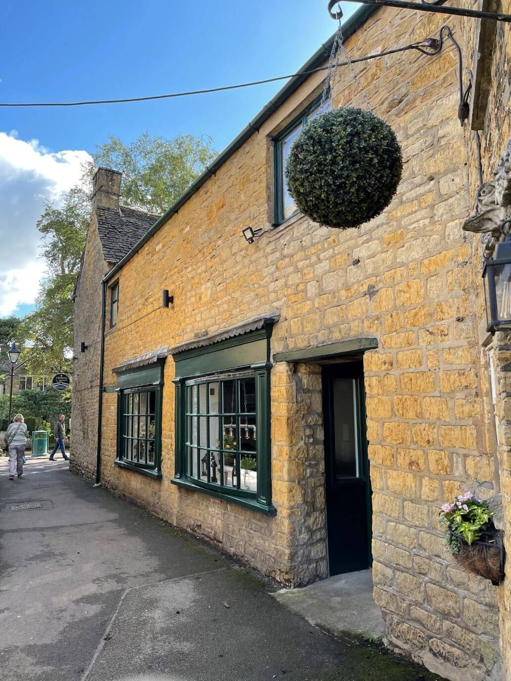 la facciata di una casa a bourton-on-the-water