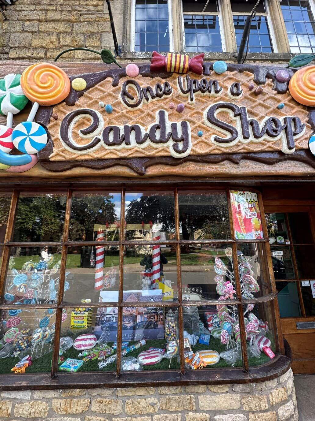 insegna del negozio once upon a candy shop