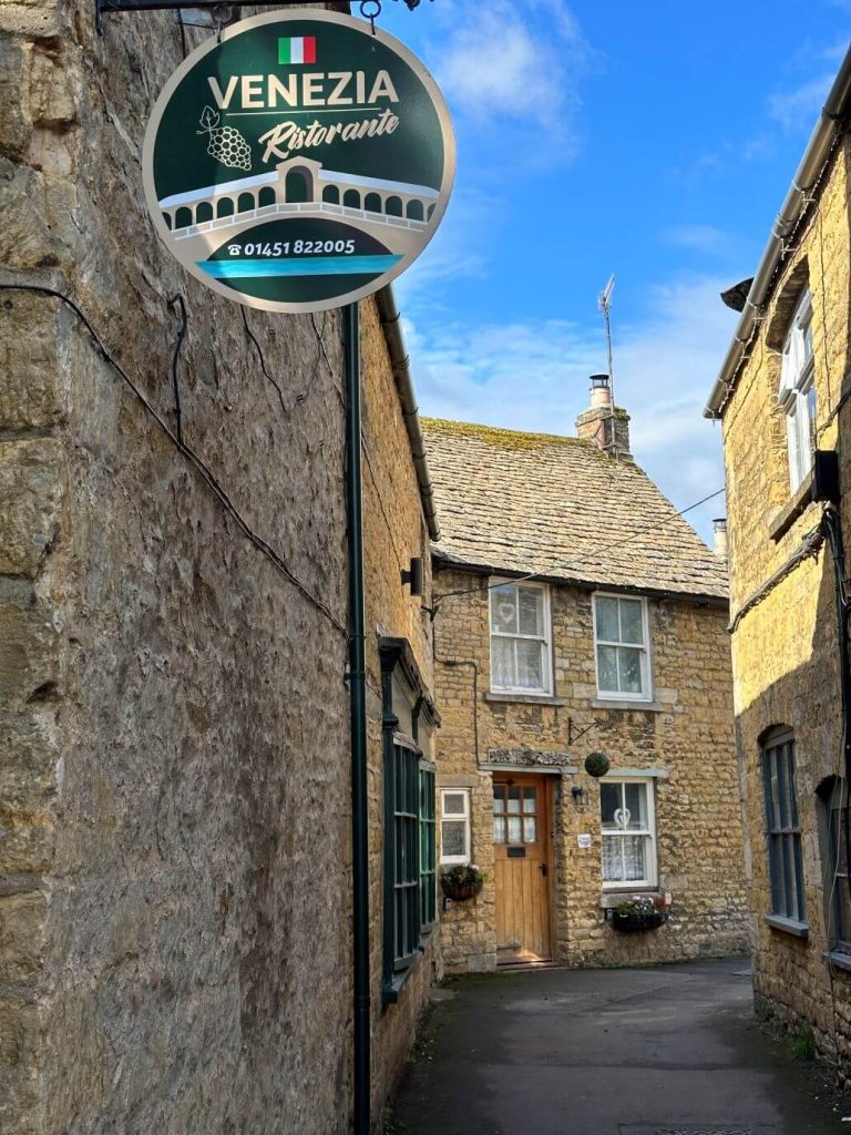 insegna del ristorante venezia a bourton-on-the-water