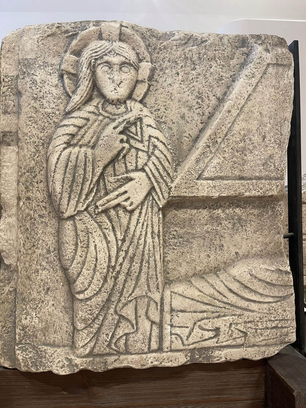 lastra in pietra all'ingresso del museo diocesano