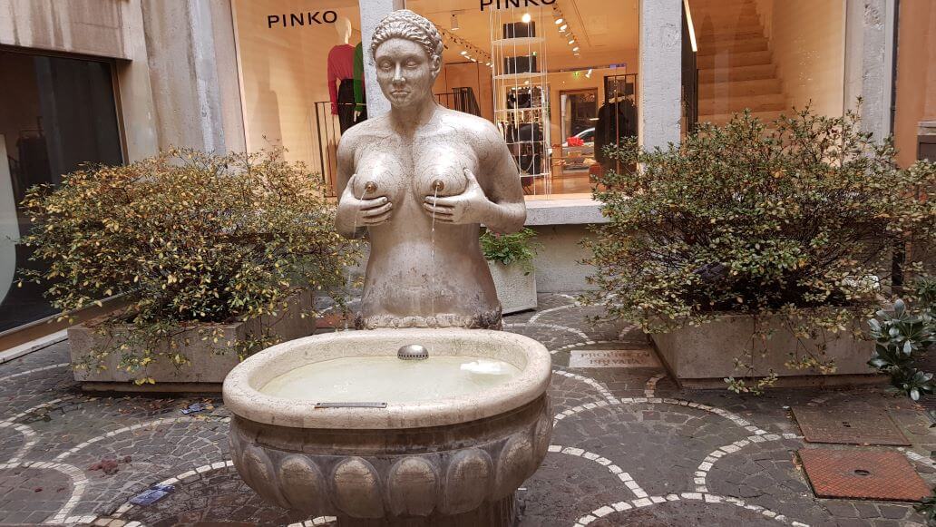 primo piano sulla fontana delle tette