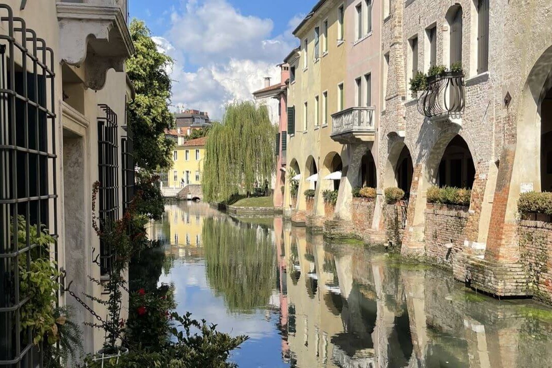 riflessi delle case di treviso sul canale dei buranelli