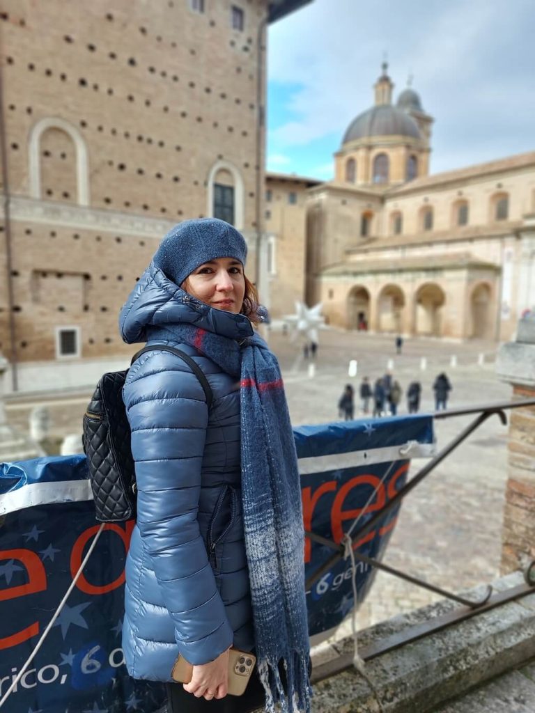 chiara di viaggieritratti con alle spalle la cattedrale di urbino