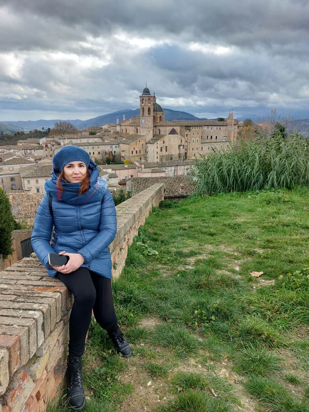 chiara di viaggieritratti alla fortezza di albornoz con alle spalle la città di urbino