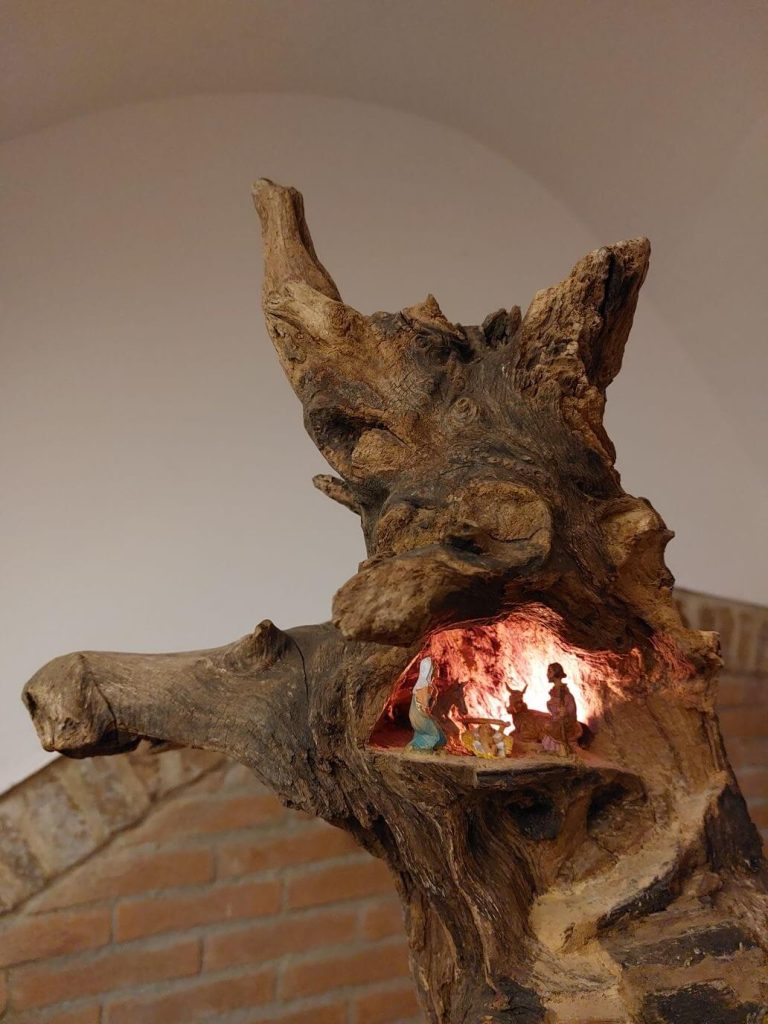 nativita in un tronco d'albero durante i mercatini di natale a urbino