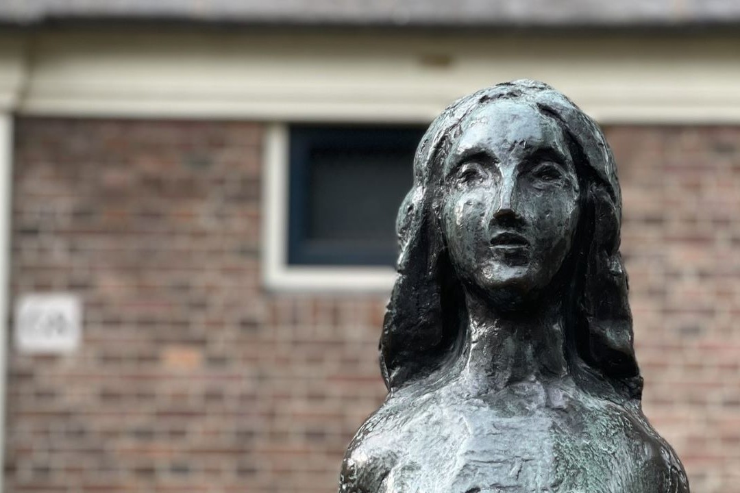 statua di anna frank ad amsterdam