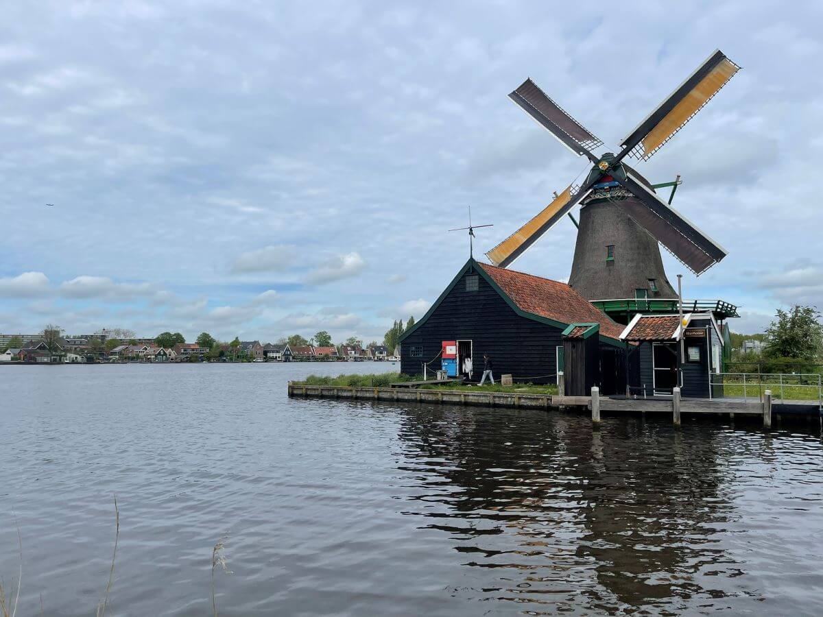 mulino a vento riflesso sull'acqua a zaanse schans
