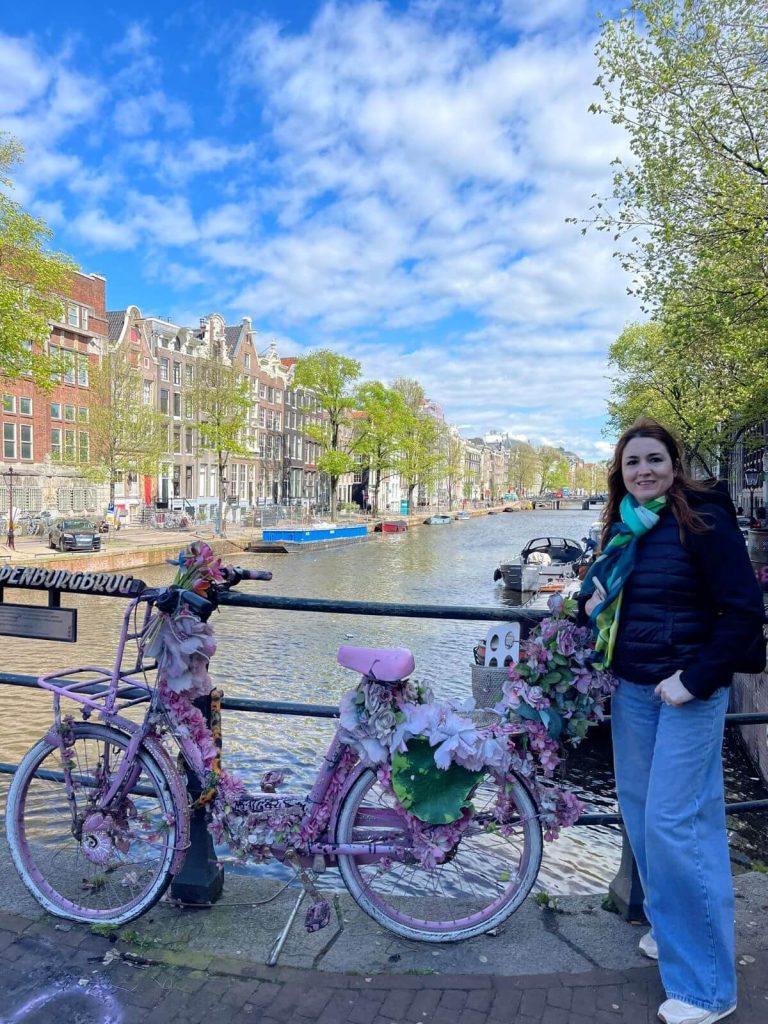 bicicletta rosa con alle spalle il canale singel