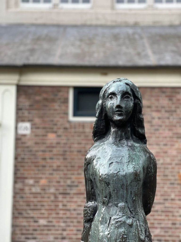 statua di anna frank ad amsterdam