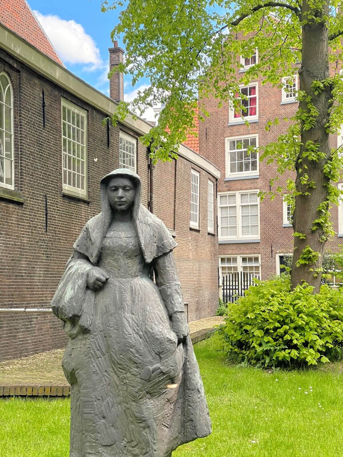 statua nel cortile delle beghine