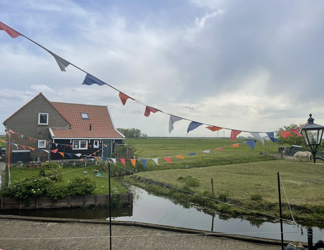 bandierine olandesi e casa nella campagna di marken