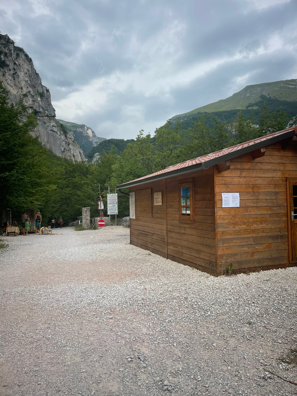 casa in legno all'inizio dell'escursione alle gole dell'infernaccio