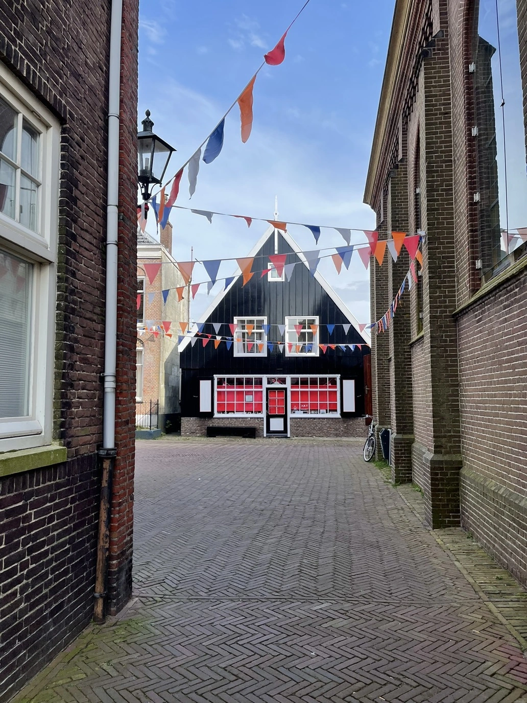 casa nera nel villaggio di marken