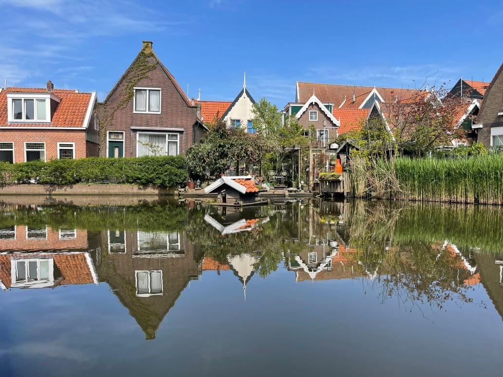 case a volendam con riflesso sull'acqua