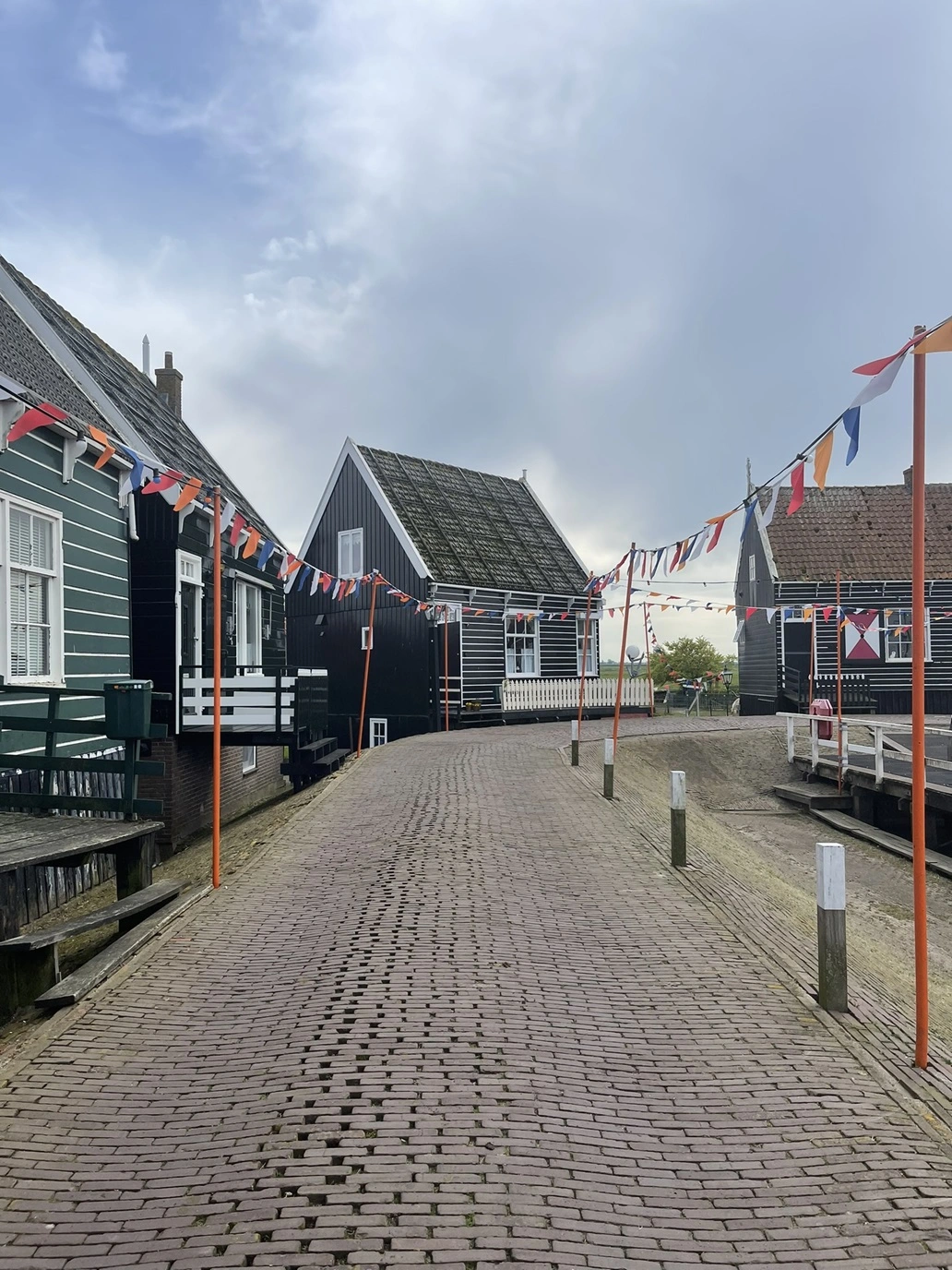 passeggiata lungo il porto di marken