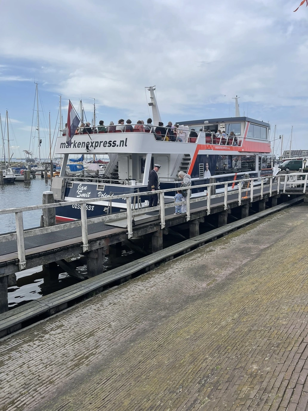 traghetto nel porto di marken