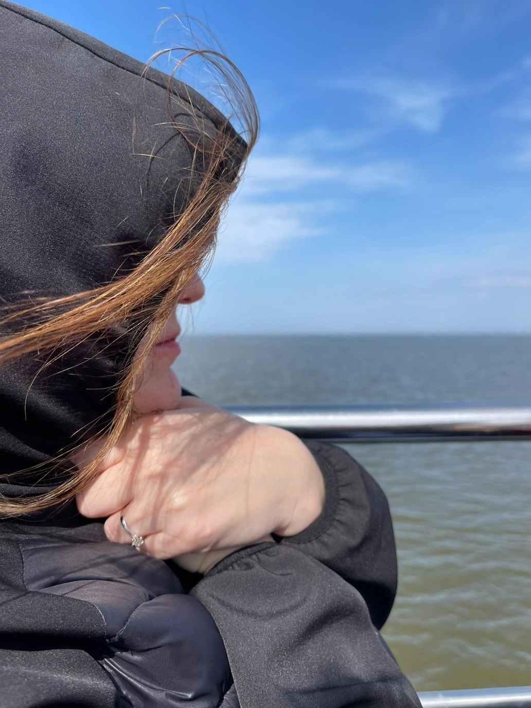 chiara di viaggi e ritratti sul traghetto che da volendam conduce a marken