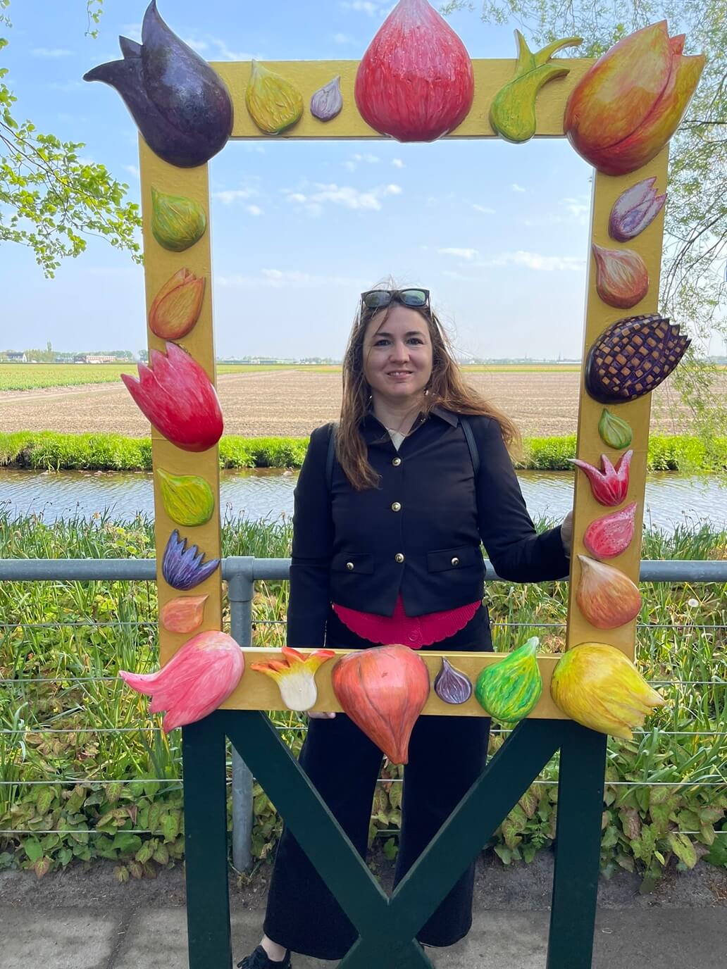 chiara di viaggi e ritratti in posa con alle spalle lisser beek