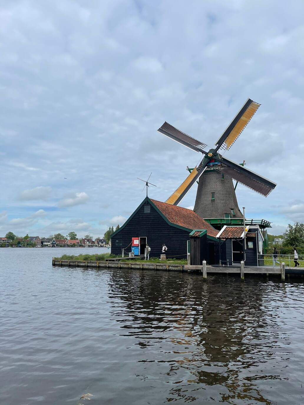 mulino a vento riflesso sul fiume zaan