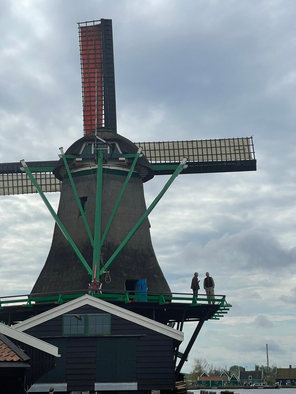 persone che parlano in un mulino di zaanse schans