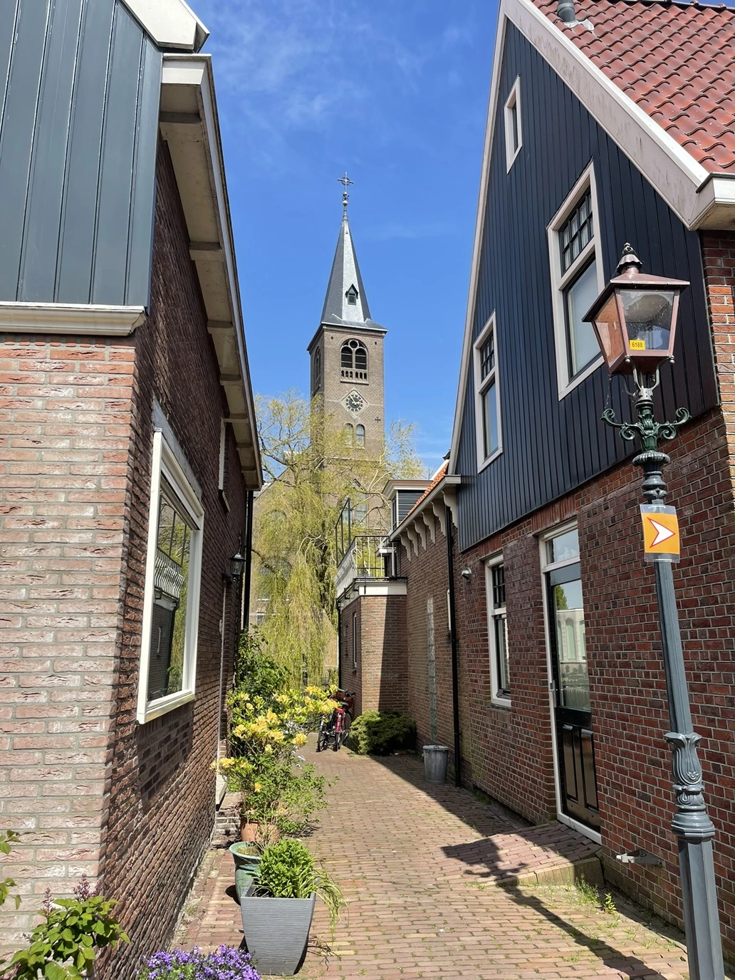 vicolo con la chiesa di volendam in lontananza