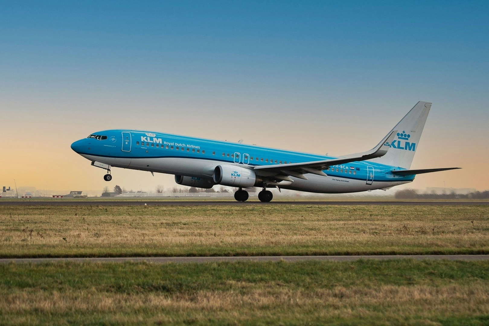 decollo dell'aereo klm all'aeroporto amsterdam schiphol