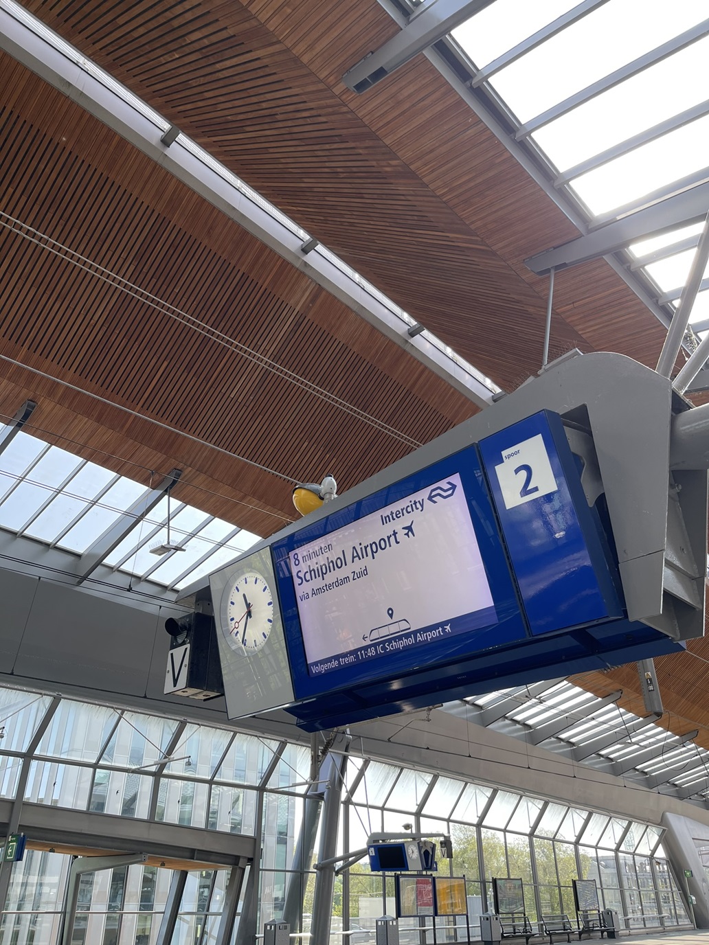 tabellone stazione ferroviaria che riporta le indicazioni per amsterdam schiphol