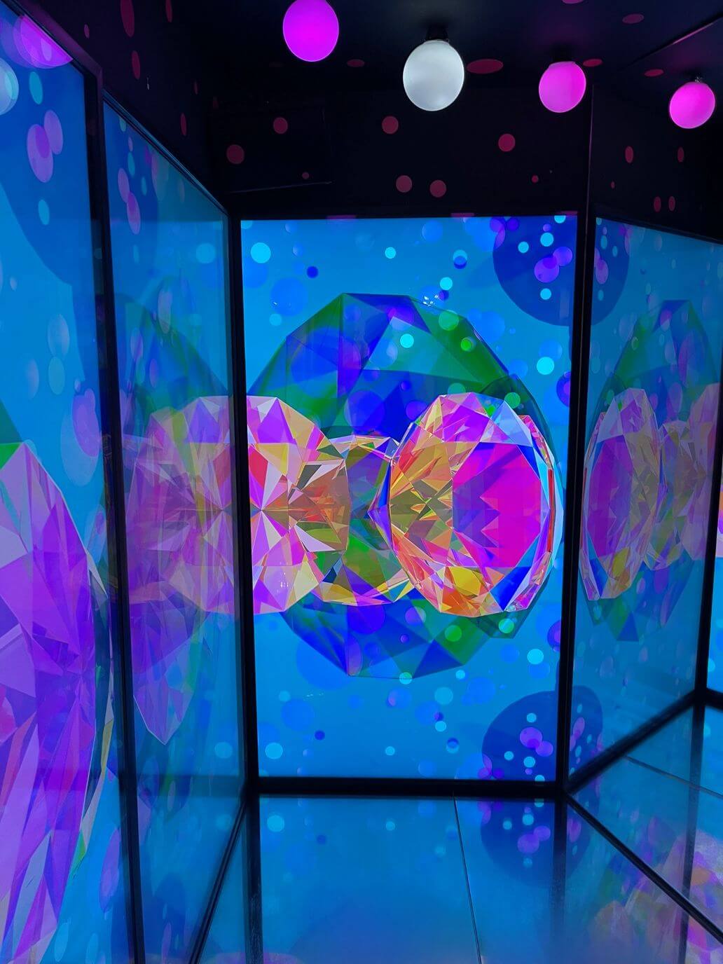 installazione al moco museum di amsterdam