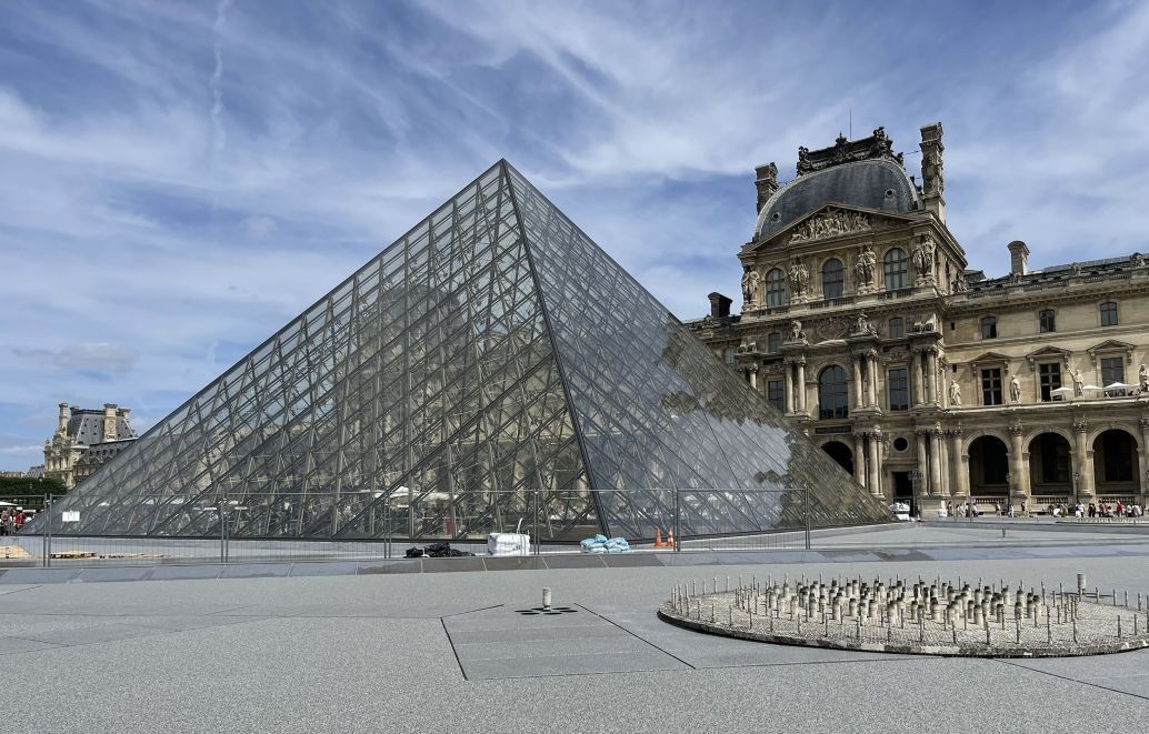 piramide del louvre