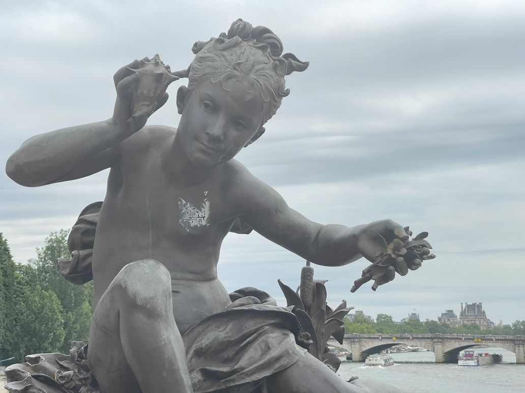 statua decorativa sul ponte alessandro terzo di parigi