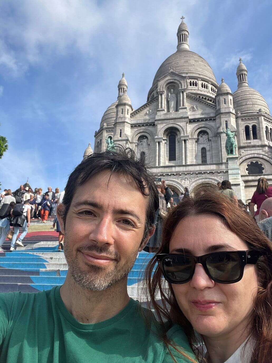 selfie di viaggi e ritratti con alle spalle la basilica del sacro cuore di parigi