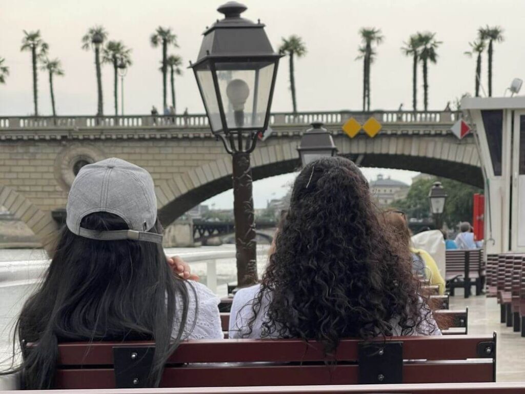 passeggere a bordo della crociera sulla senna
