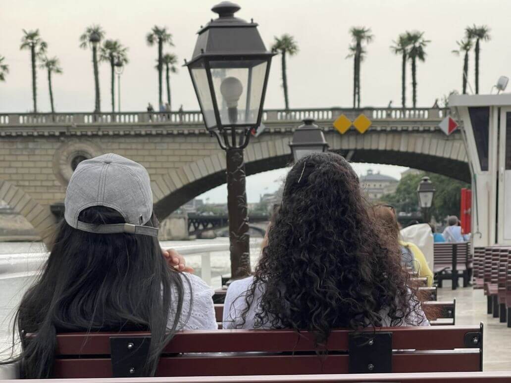 passeggere a bordo della crociera sulla senna
