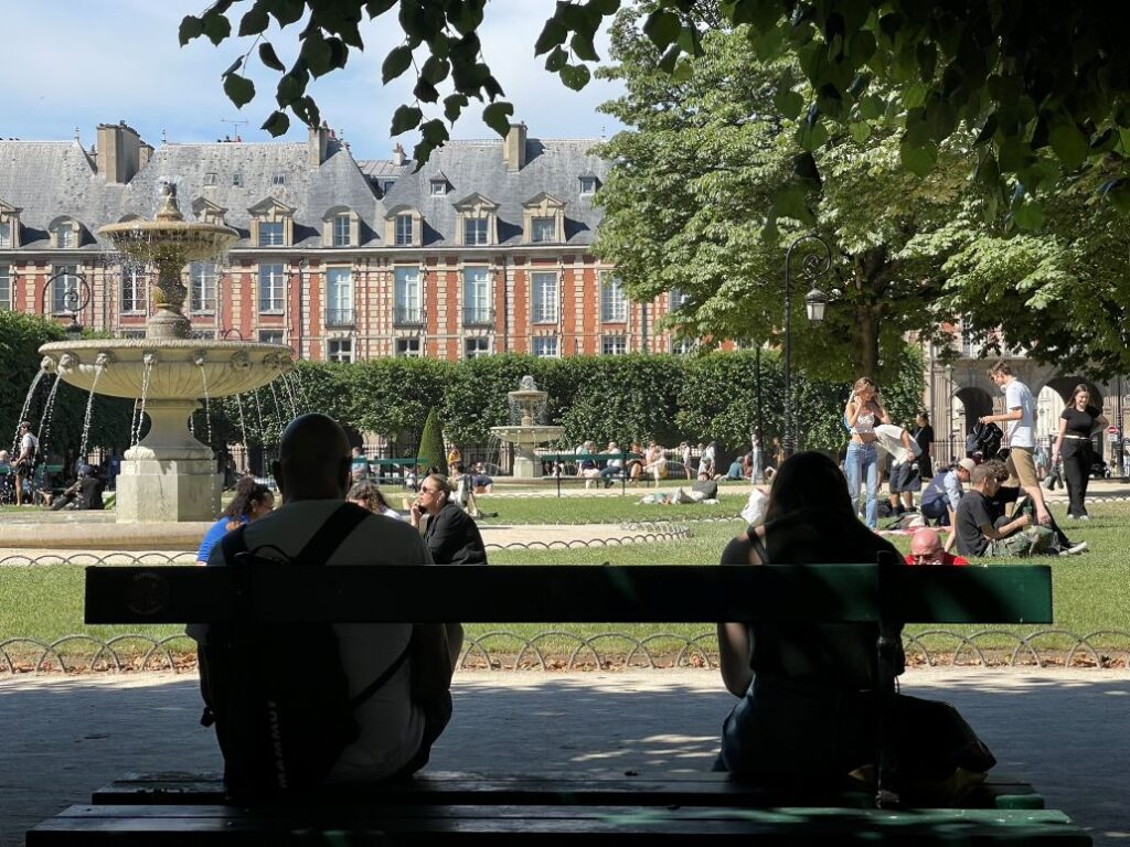 place des vosges a parigi