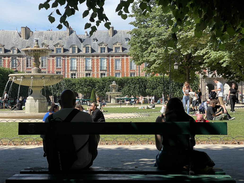 place des vosges a parigi