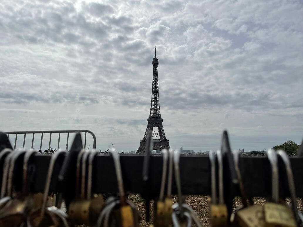 torre eiffel dietro i lucchetti del trocadero