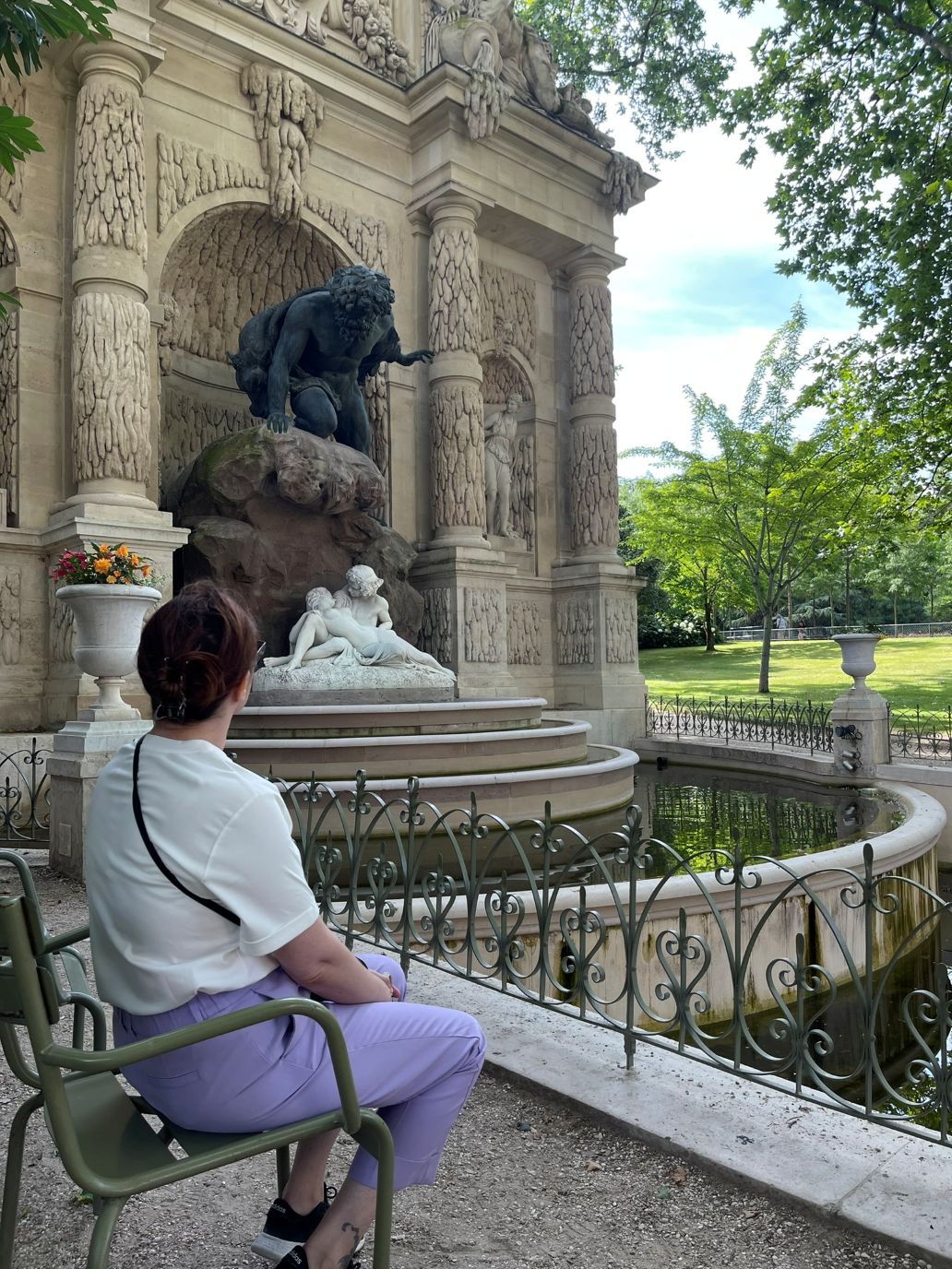 chiara di viaggi e ritratti mentre guarda la fontana dei Medici