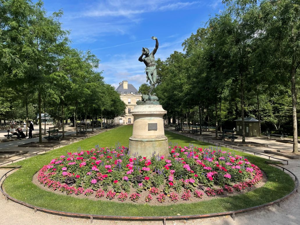 statua nei giardini del lussemburgo