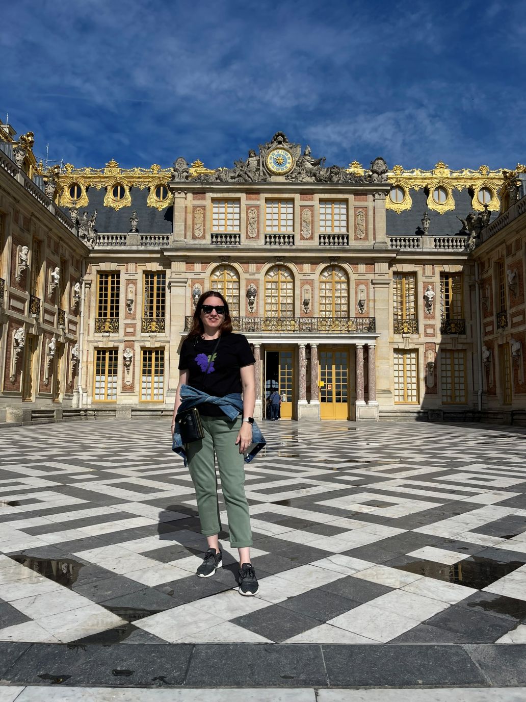 chiara di viaggi e ritratti all'ingresso della reggia di versailles