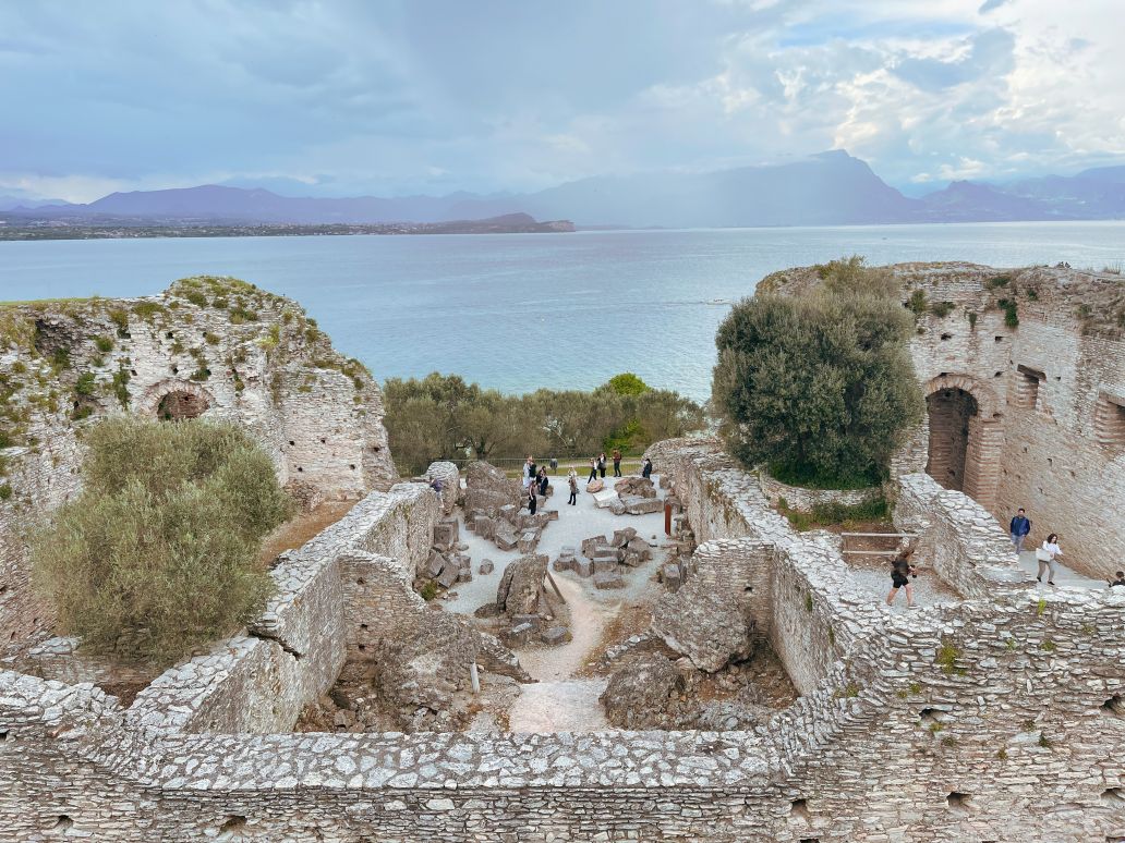 panorama sul lago di garda dalle grotte di catullo