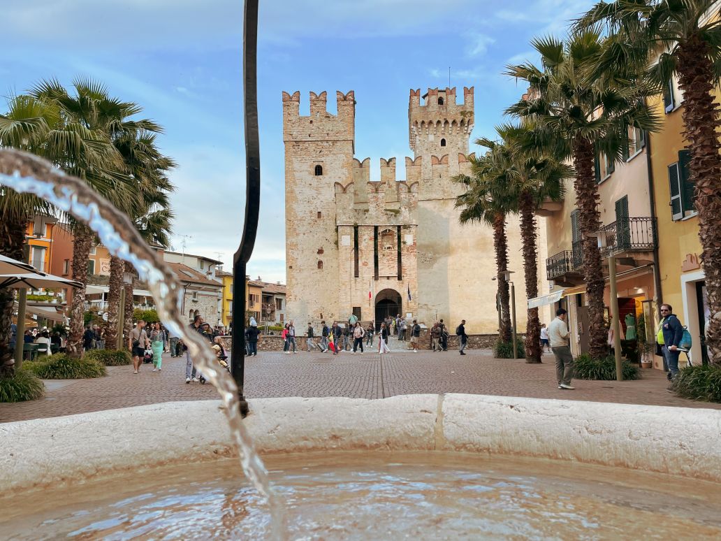 piazza castello di sirmione