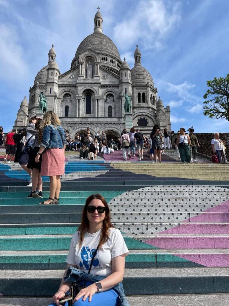 chiara di viaggi e ritratta seduta sulla scalinata della basilica del sacro cuore