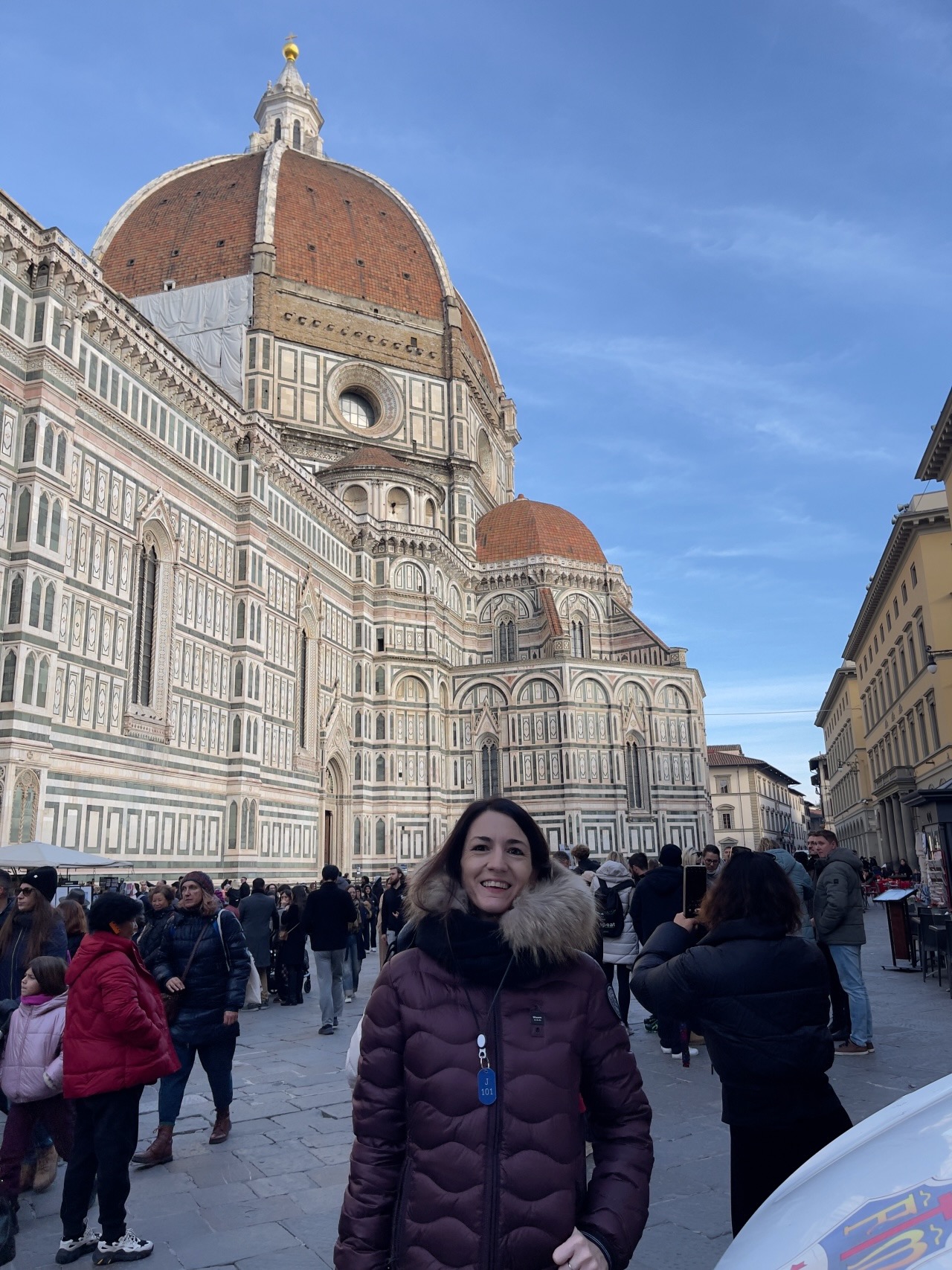 chiara di viaggi e ritratti con alle spalle il campanile di giotto